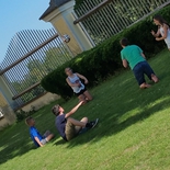 Jugendliche beim Fußballspielen im Jugendhausgarten